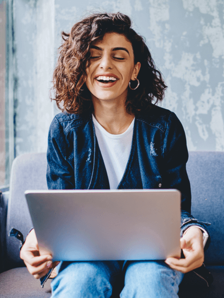 Person bruger TotalAV&trade; Antivirus