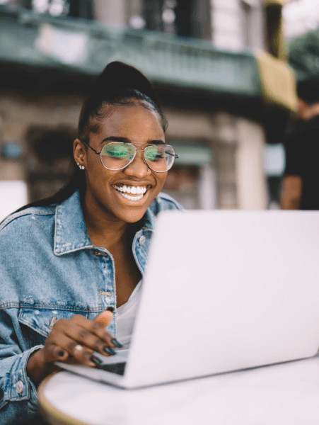 Person bruger TotalAV&trade; og smiler