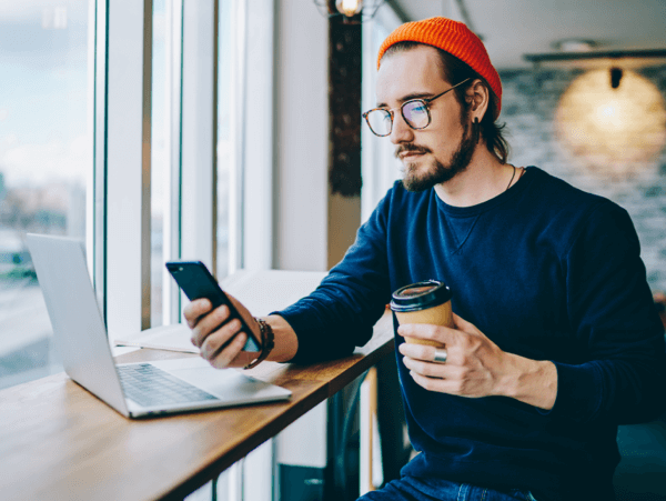 Person bruger TotalAV&trade; i en café